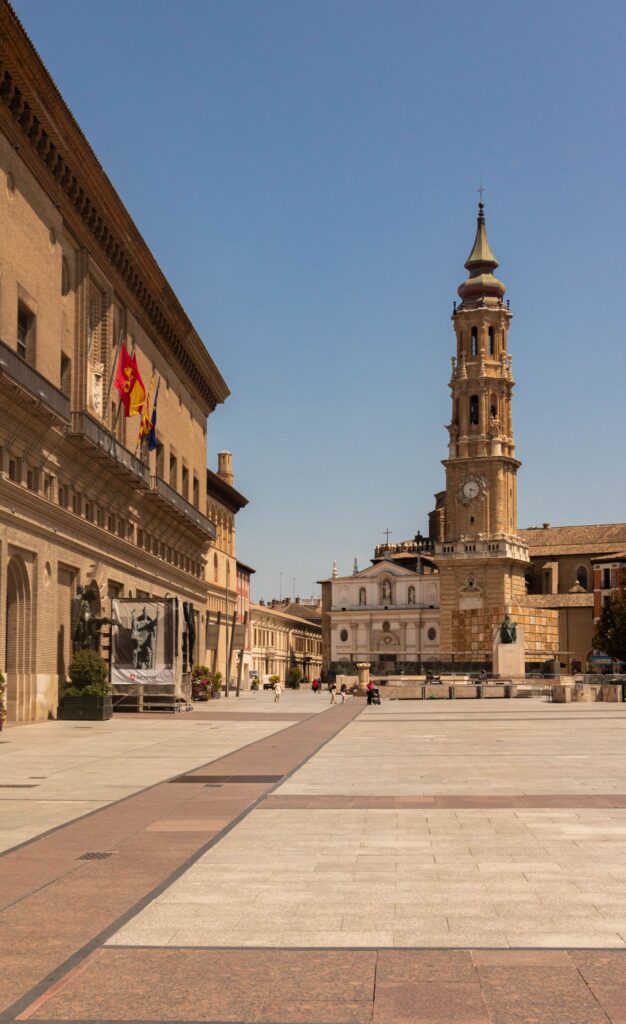 Plaza histórica de Zaragoza, barrios con demanda para vender piso