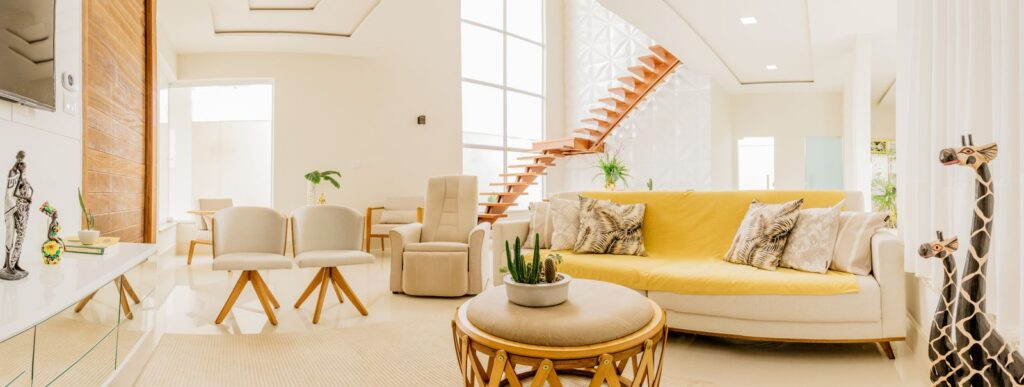 Salón luminoso y ordenado, piso preparado para vender