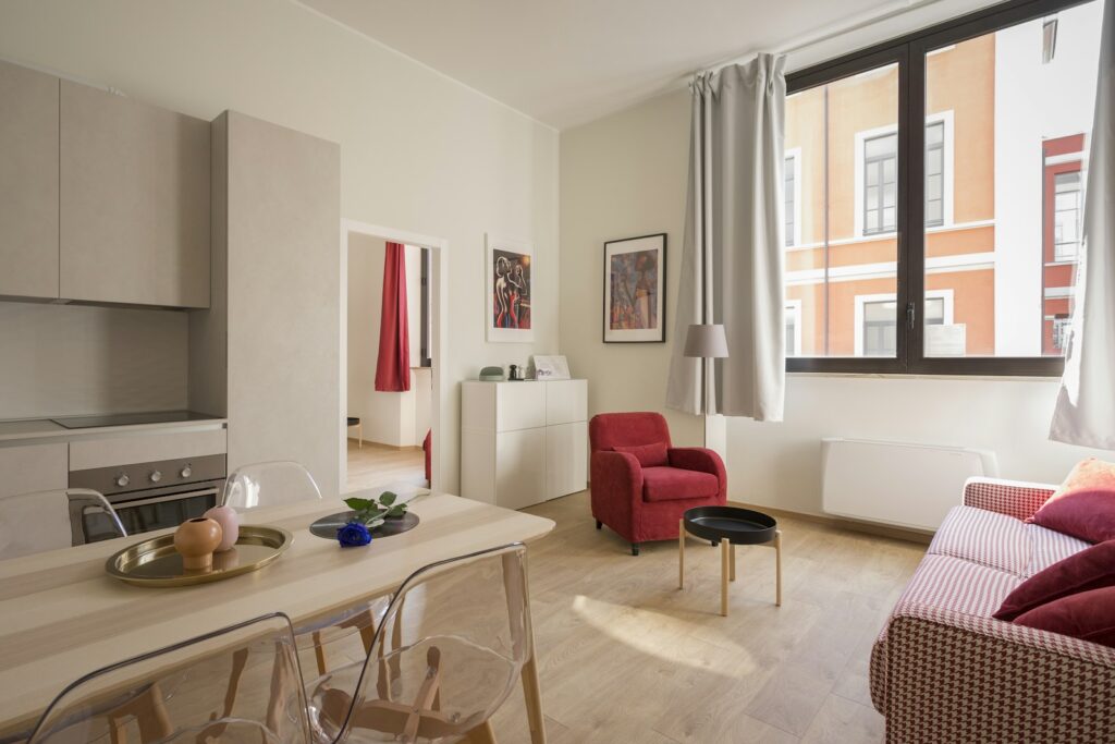 Salon moderno y luminoso de un piso en Zaragoza listo para vender con Ciz Inmobiliaria