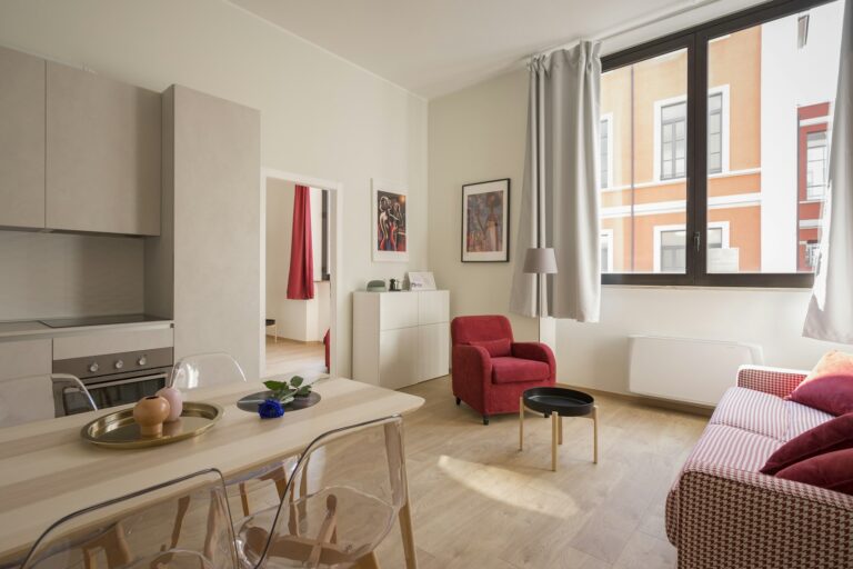 Salon moderno y luminoso de un piso en Zaragoza listo para vender con Ciz Inmobiliaria