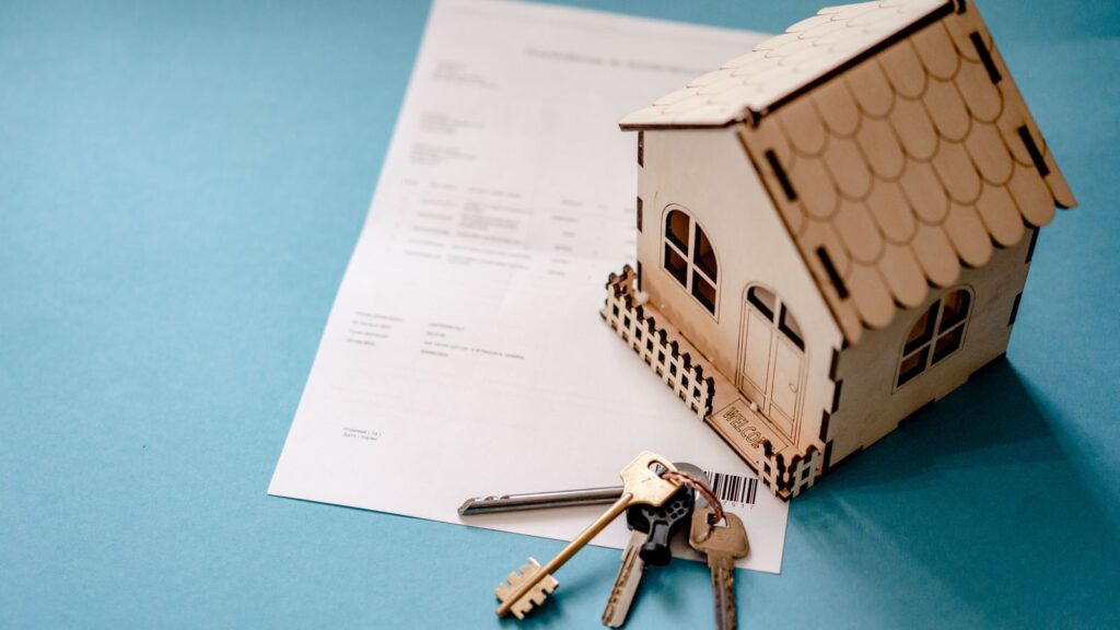Contrato de compraventa, llaves y maqueta de casa: documentos para vender un piso en Zaragoza